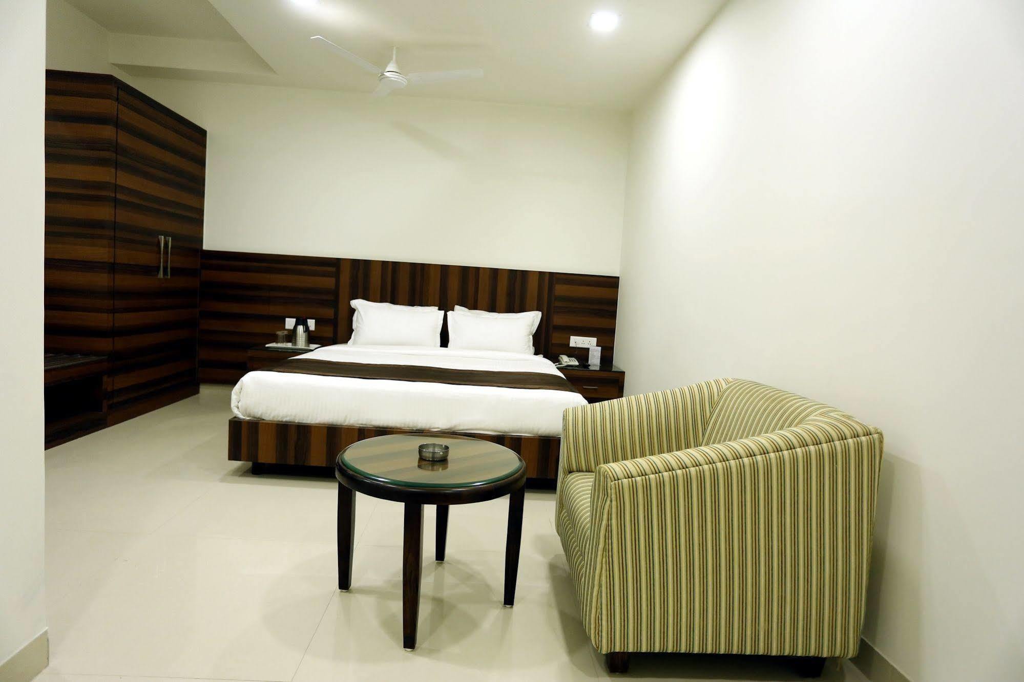 Hotel Solitaire Rāipur Exteriér fotografie